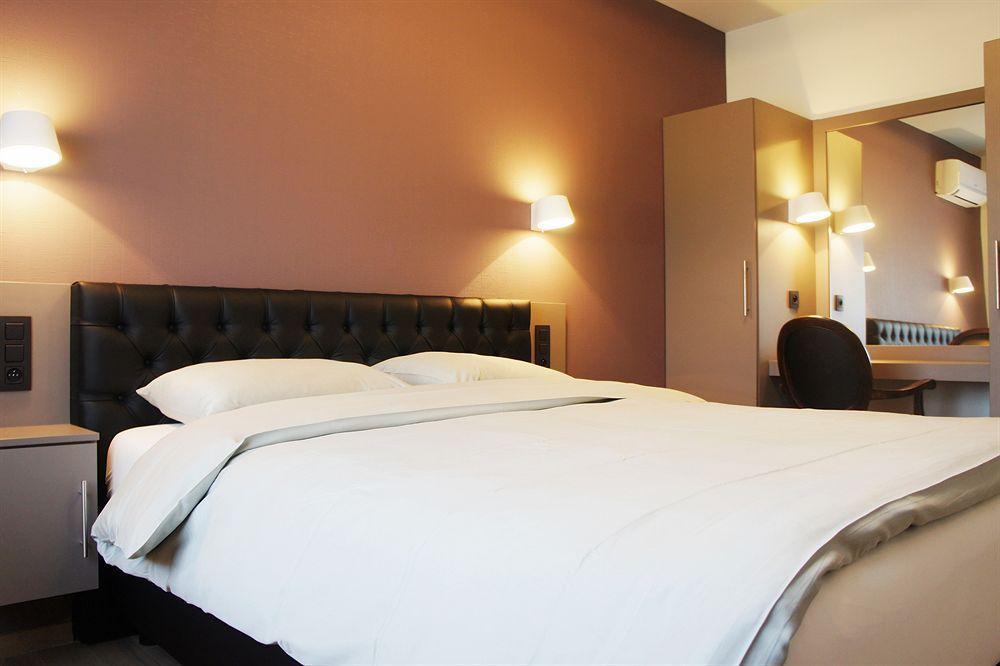 Belrom Hotel Синт-Трёйден Экстерьер фото